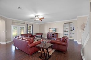 Smart TV, video games, DVD player, table football - ♥Heated Pool Private♥ Heated Spa ♥ 5000 sft  ♥2 acre Yard☀ Secluded Countryside (Kyle)