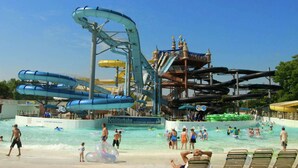 Un parc aquàtic amb diverses tobogans d'aigua i piscines.