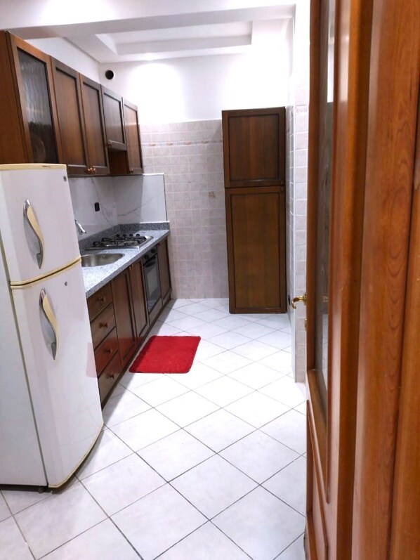 Horno, placa de cocina, utensilios de cocina