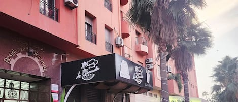 A building with a sign for 'La Piccola Ristorante' and a sign for 'Residence Gioconda.'