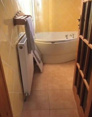 Combined shower/tub, towels, soap, toilet paper