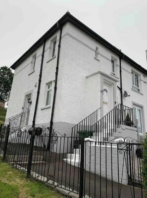 Exterior - Cozy upper floor cottage flat . Near City Centre. (Glasgow)