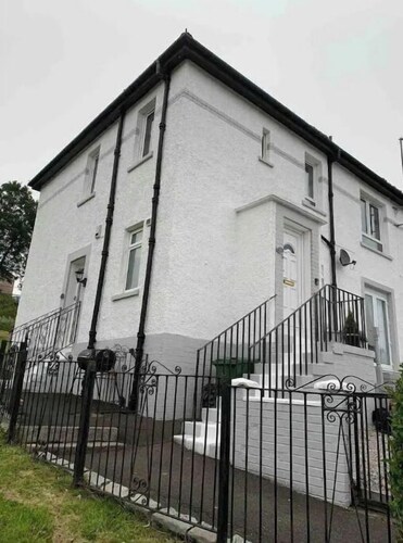 Cozy upper floor cottage flat . Near City Centre.