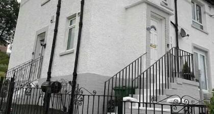 Cozy upper floor cottage flat . Near City Centre.