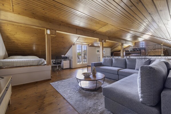 Smart TV, chimenea y impresora