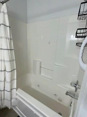 Douche, sèche-cheveux, serviettes fournies, savon
