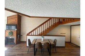 Dining - Sleepy Bear Chalet (Roseland)