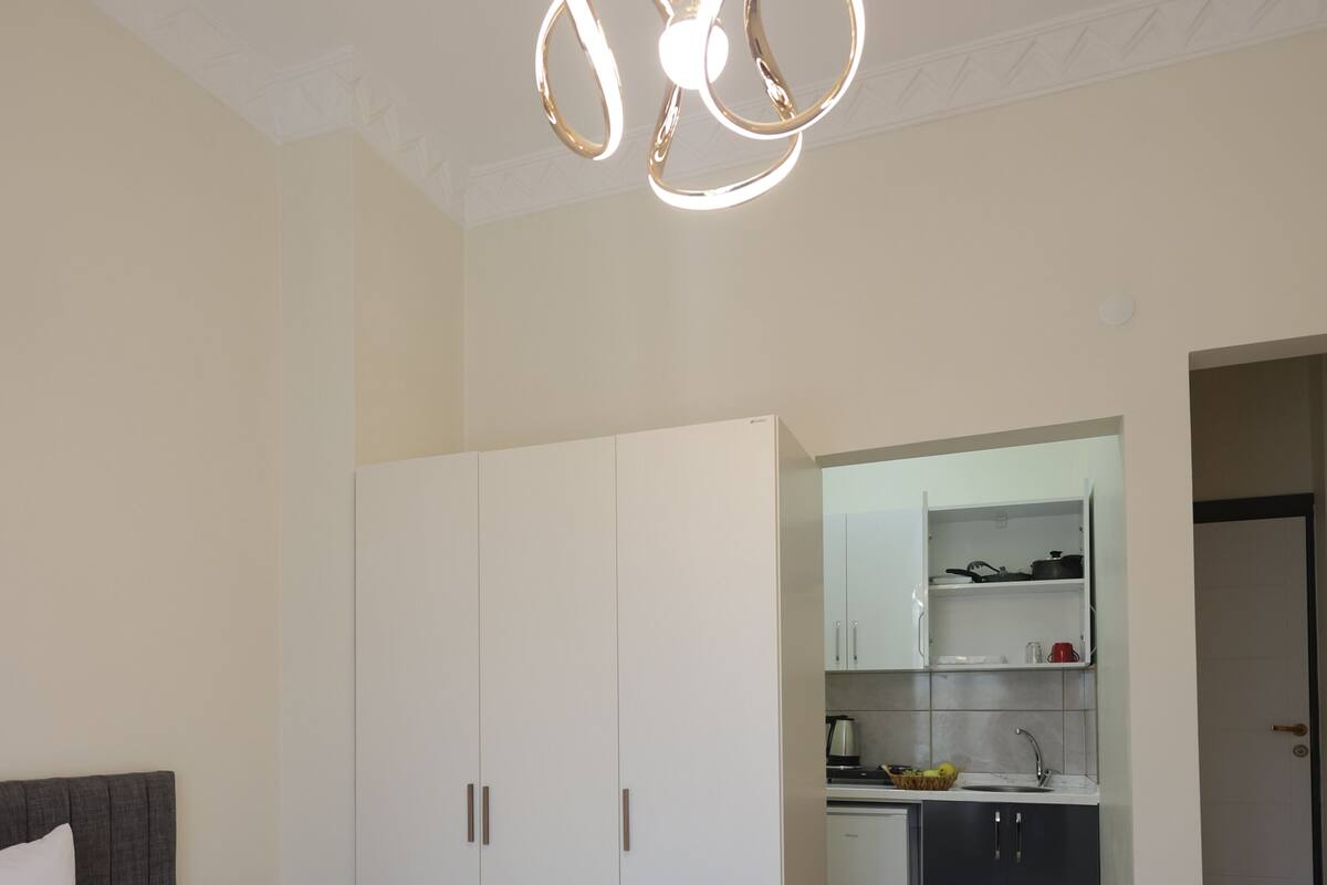 Un dormitorio con cama, baño y kitchenette.