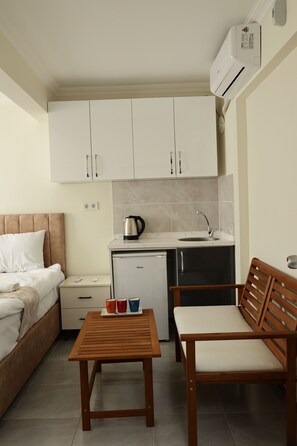 標準三人房 | 高級寢具、迷你吧、書桌、手提電腦工作空間