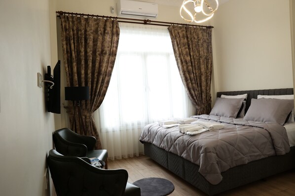 Standard Studio Suite | Premium bedding, minibar, desk, laptop workspace