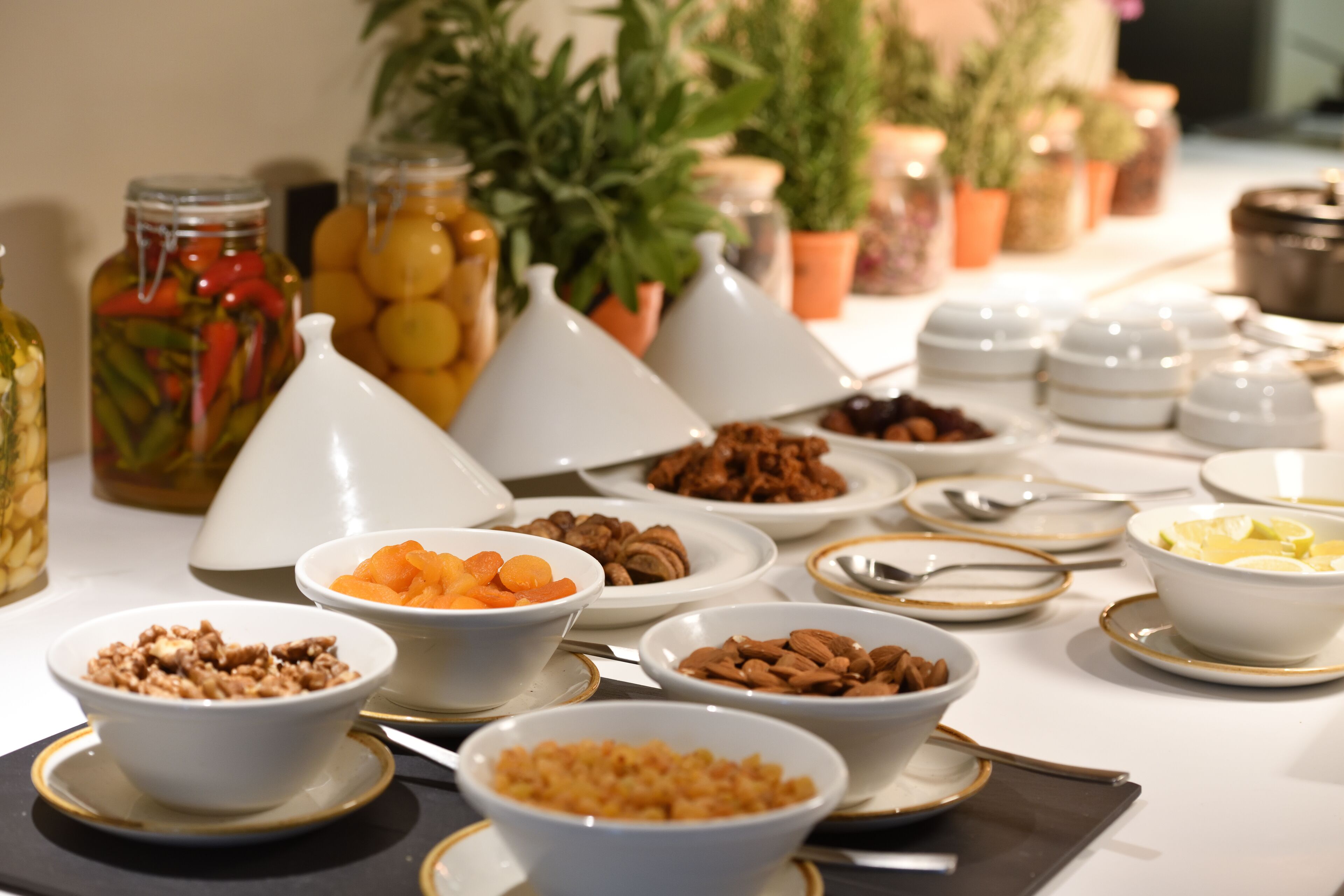 Ein reichhaltiges Buffet mit verschiedenen Speisen und Beilagen.