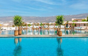 Piscina interna, 5 piscinas externas, guarda-sóis, espreguiçadeiras