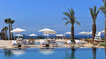 Innendørsbasseng,5 utendørsbassenger, bassengparasoller og solsenger