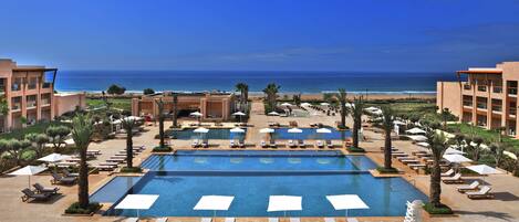 Alberca techada, 5 albercas al aire libre y sombrillas en la alberca