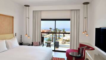 Room 1 King Bed Ocean View | Zona de estar | Televisión LED de 55 pulgadas con canales digitales, una televisión