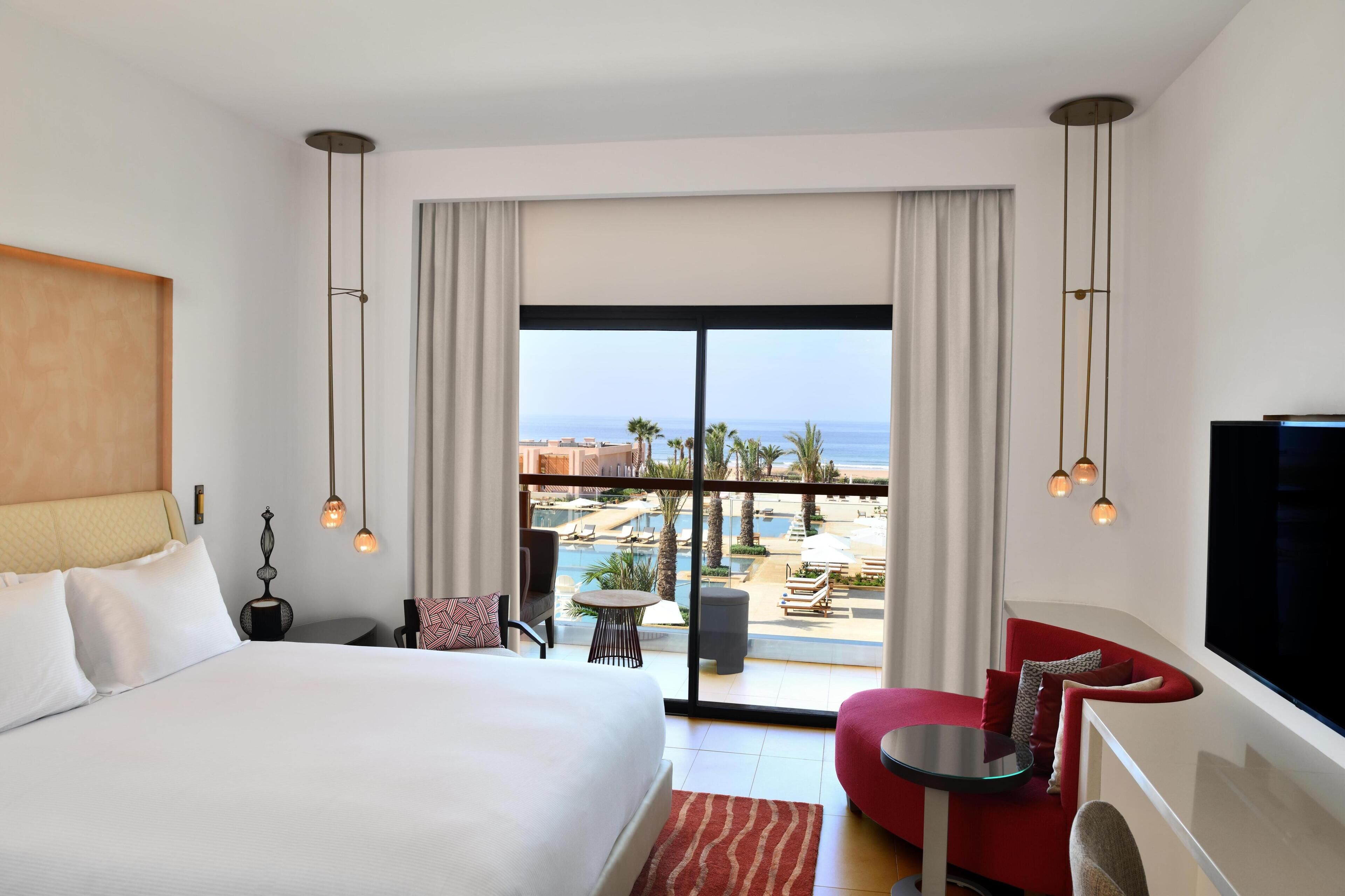 Room 1 King Bed Ocean View | Coin séjour | Télévision LED de 55 pouces avec chaînes numériques, tél évision, jouets