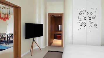 Caja de seguridad en la habitación y espacio para trabajar con laptop