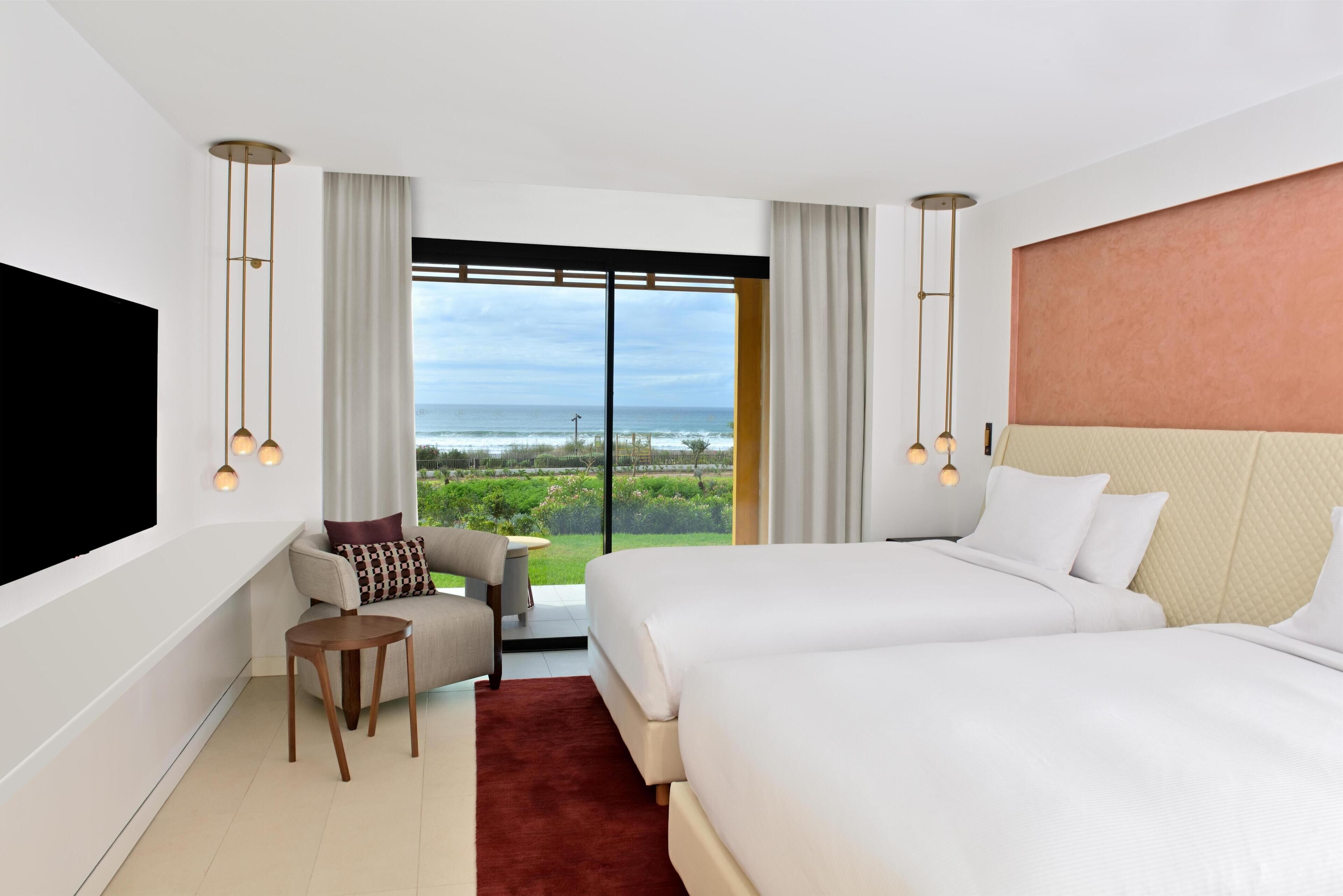 Suite presidencial, 3 habitaciones, terraza, vistas al mar | Caja fuerte, espacio para trabajar con un portátil, cortinas opacas