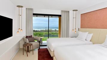 Suite presidencial, 3 habitaciones, terraza, vistas al mar | Caja fuerte, espacio para trabajar con un portátil, cortinas opacas