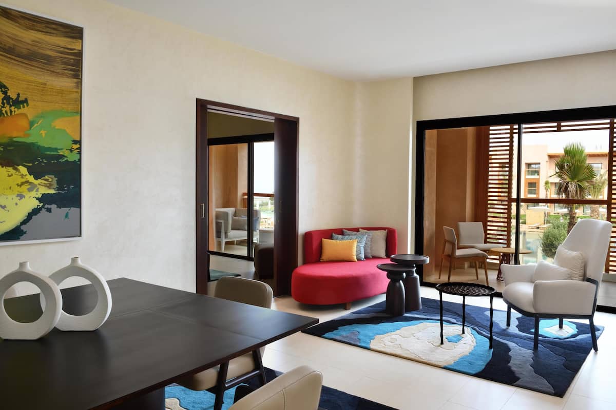 Suite, 1 King Bed, Pool View | Living area