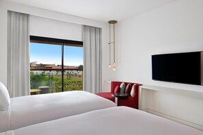 Quarto standard, 2 camas de casal | Área de estar | TV LED 55 polegadas com canais digitais, TV, brinquedos