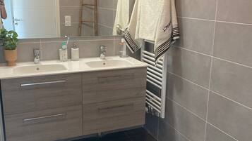 Douche, serviettes fournies, savon, papier toilette