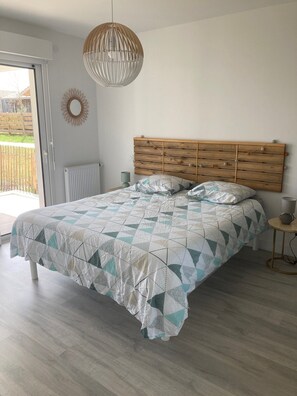 3 عدّة غرف نوم ومكواة/لوح كي وملاءات أسرّة