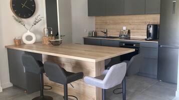 Réfrigérateur, micro-ondes, four, plaque de cuisson