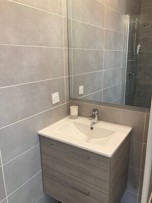 Dusche, Handtücher, Seife, Toilettenpapier