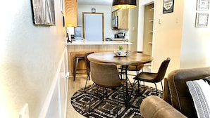 Dining - Walking distance to lifts. Condo with great reviews (Angel Fire)