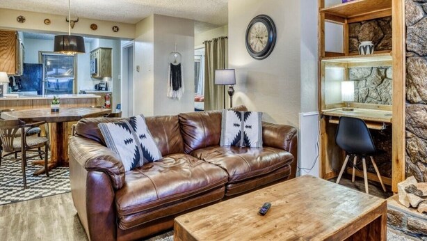 Living area - Walking distance to lifts. Condo with great reviews (Angel Fire)