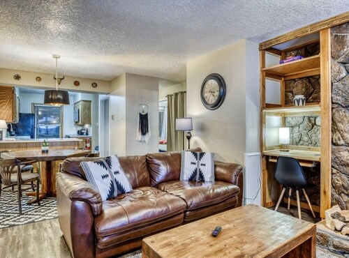 Walking distance to lifts. Condo with great reviews