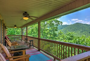 Outdoor dining - Candyland Cabin | Game Room + Fire Pit & Views 🔥⛰️ + Biltmore Pass (Candler)
