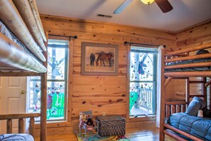 3 bedrooms, iron/ironing board, travel cot, free WiFi - Candyland Cabin | Game Room + Fire Pit & Views 🔥⛰️ + Biltmore Pass (Candler)