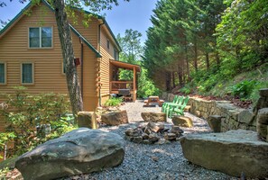 Outdoor dining - Candyland Cabin | Game Room + Fire Pit & Views 🔥⛰️ + Biltmore Pass (Candler)