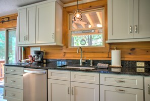 Fridge, microwave, oven, stovetop - Candyland Cabin | Game Room + Fire Pit & Views 🔥⛰️ + Biltmore Pass (Candler)