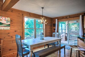 Dining - Candyland Cabin | Game Room + Fire Pit & Views 🔥⛰️ + Biltmore Pass (Candler)