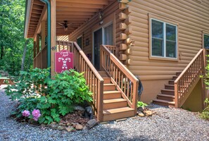 Exterior detail - Candyland Cabin | Game Room + Fire Pit & Views 🔥⛰️ + Biltmore Pass (Candler)