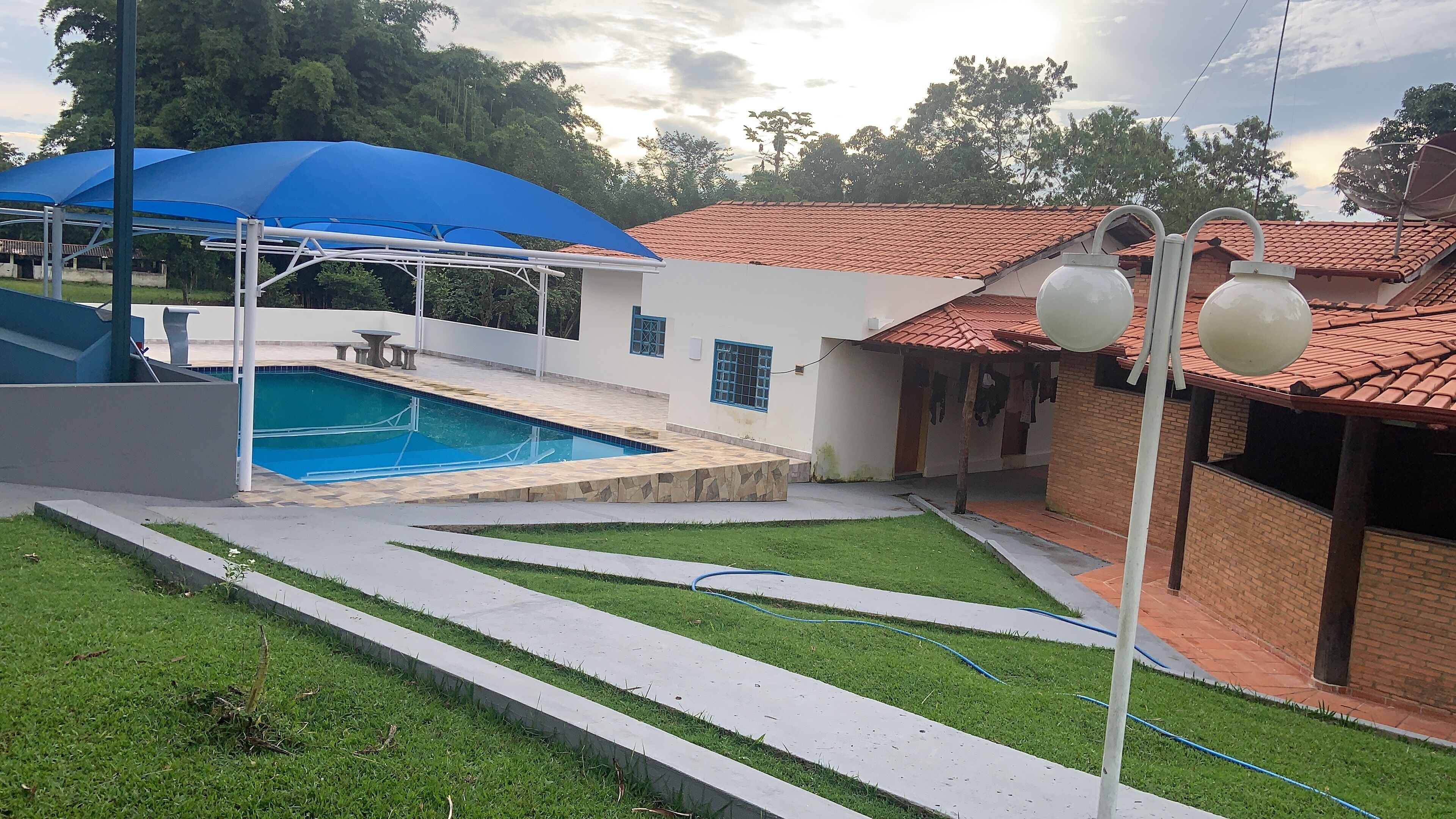 Een buitenzwembad, een verwarmd zwembad