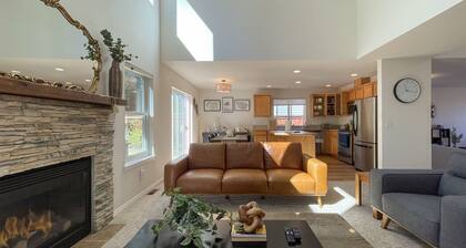 Spotless Modern Spacious 1 min to Hurricane Ridge entrance Patio Family friendly