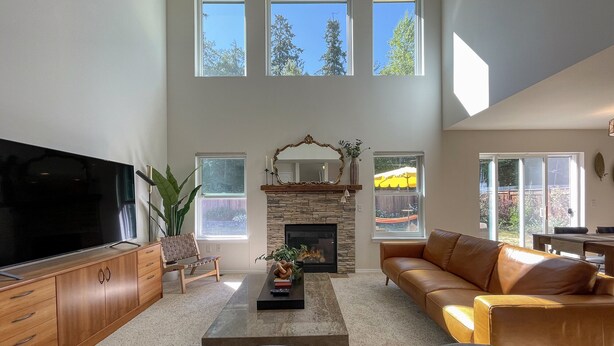 A spacious living room with a fireplace, a large flat-screen TV, and comfortable seating. - Spotless Modern Spacious 1 min to Hurricane Ridge entrance Patio Family friendly (Port Angeles)