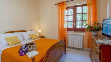 3 bedrooms, desk, iron/ironing board, travel crib