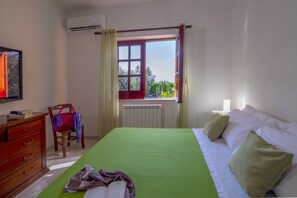 3 camere, una scrivania, ferro/asse da stiro, culla da viaggio