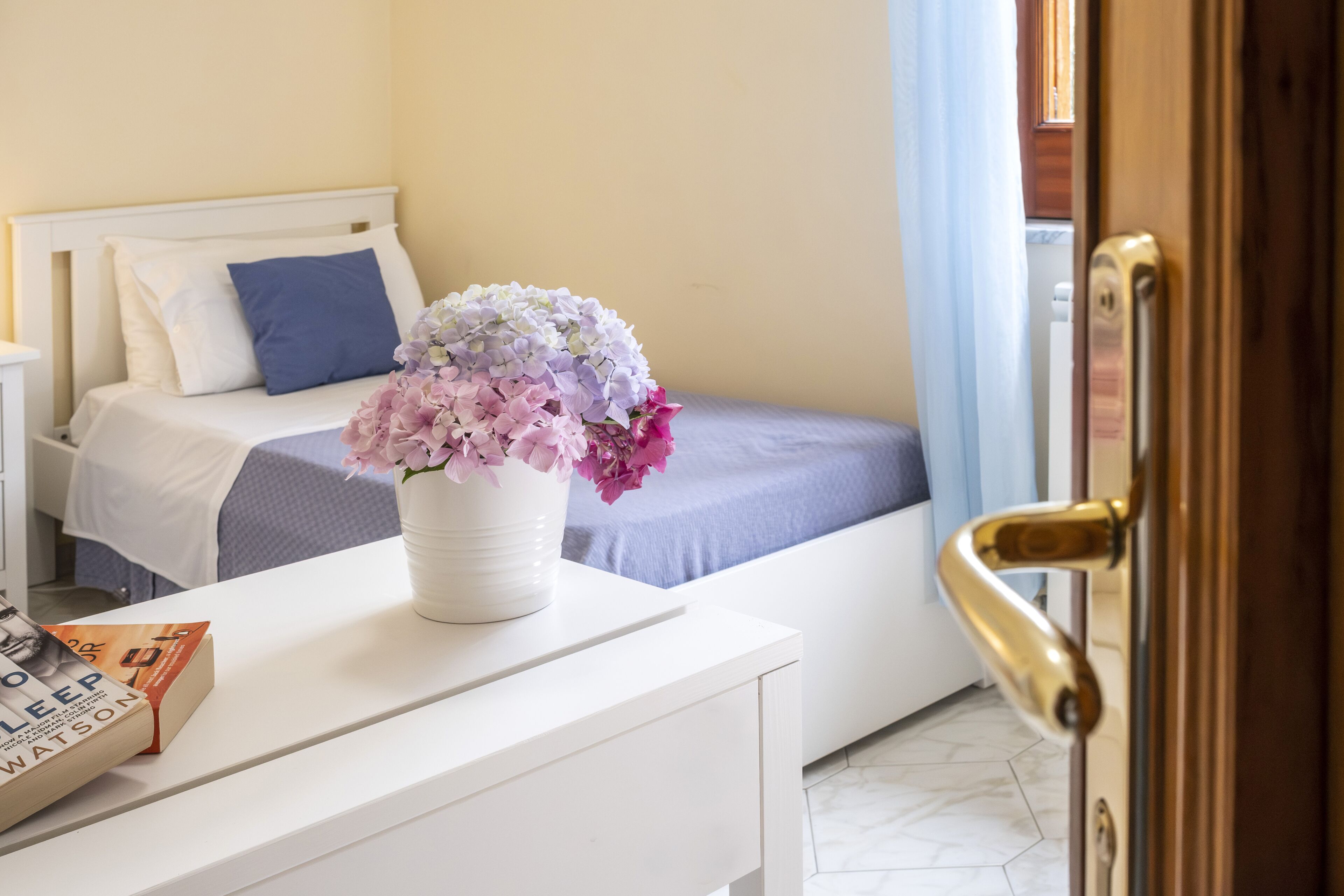 3 habitaciones, escritorio y tabla de planchar con plancha 