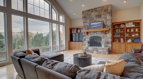  GORGEOUS MOUNTAIN  VIEW HOME IN PREMIER MISSOULA NEIGHBORHOOD with  4 KING BEDS
