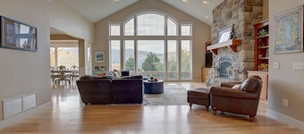 GORGEOUS MOUNTAIN VIEW HOME IN PREMIER MISSOULA NEIGHBORHOOD with 4 KING BEDS