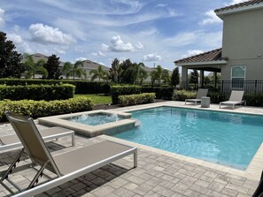 Piscina all'aperto, una piscina riscaldata