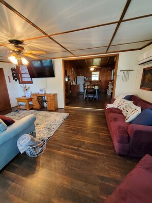 TV connectée, livres, chaîne hi-fi