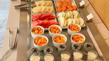 Ein reichhaltiges Buffet mit Speisen und Getränken.