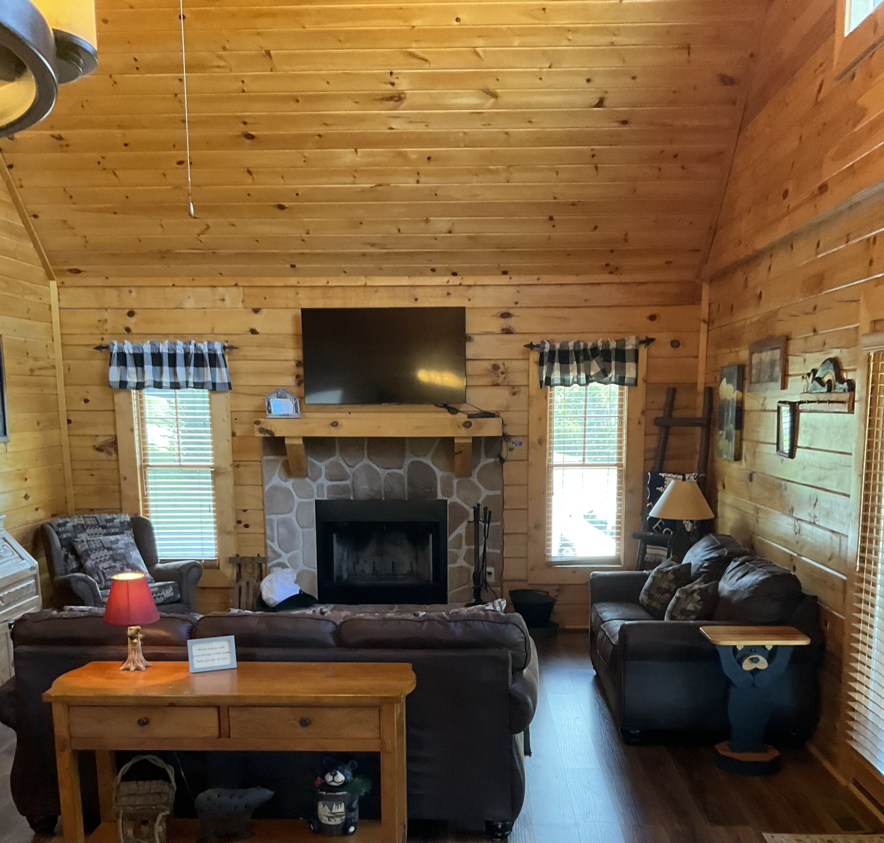 Cozy 2 bed / 2 bath cabin with hot tub & Mountain Views!  3 miles to Dollywood!